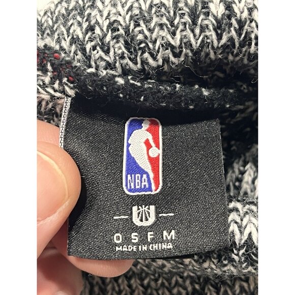 Ultra Game Chicago Bulls NBA Winter Hat Cap Beanie Pom Toboggan Red White NEW - Picture 4 of 7